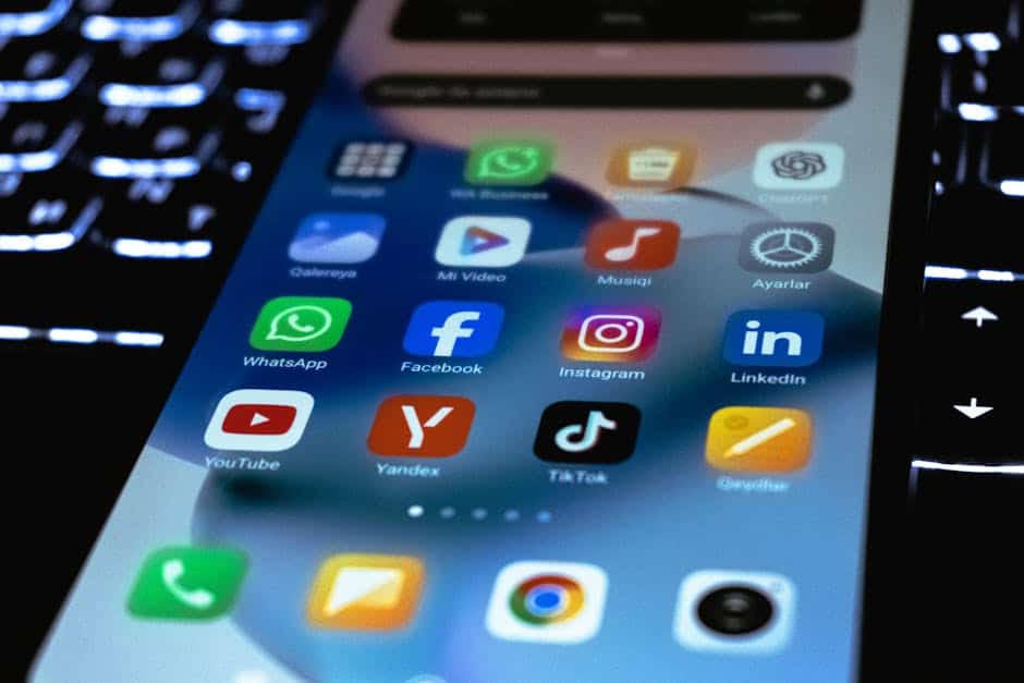 Réseaux sociaux IA-first : stratégie TikTok, Instagram et LinkedIn avec agents créatifs