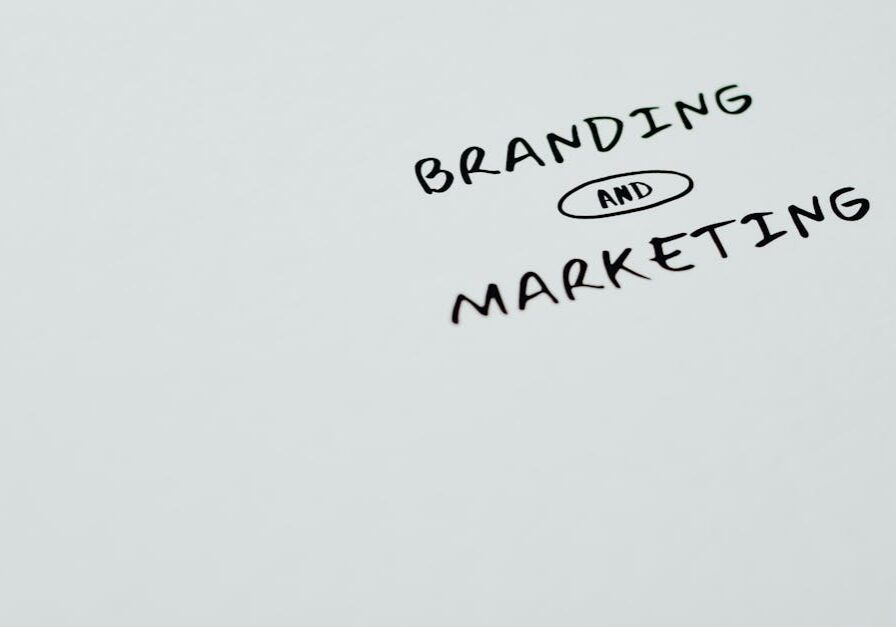 Content marketing et IA : produire 10x plus sans perdre l'authenticité de marque