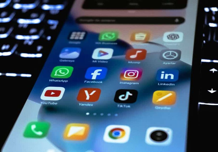 Réseaux sociaux IA-first : stratégie TikTok, Instagram et LinkedIn avec agents créatifs